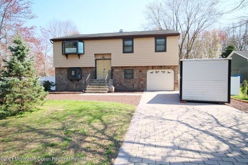 3 Hillside Ter, Morganville, NJ 07751-1122