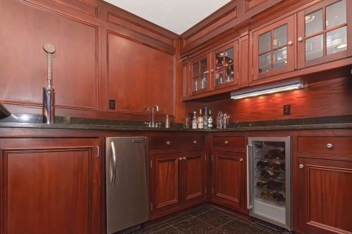 7 Stuart St, Medfield MA 02052-3135 exterior