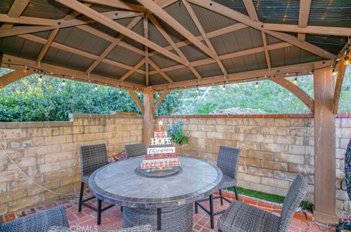 27067 Alabastro Dr, Santa Clarita CA  91354-2215 exterior