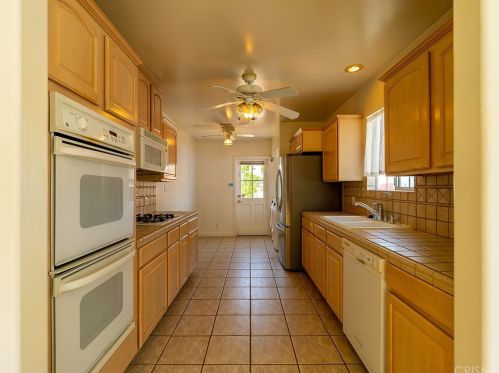 17935 Rosita St, Van Nuys CA 91316-4217 exterior