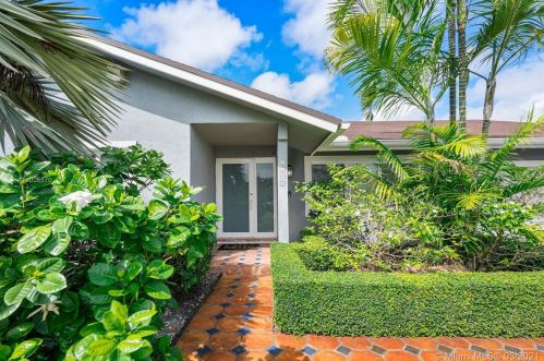 9320 100th Avenue Rd, Miami, FL 33176-1724