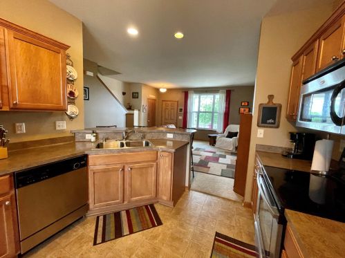 614 Hunter Oaks Blvd, Watertown WI  53094-7730 exterior