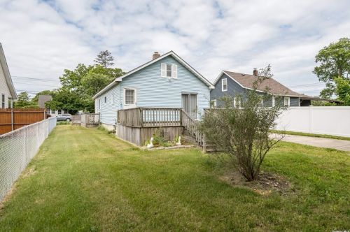 95 Ferndale Blvd, Islip Manor NY  11751-2821 exterior