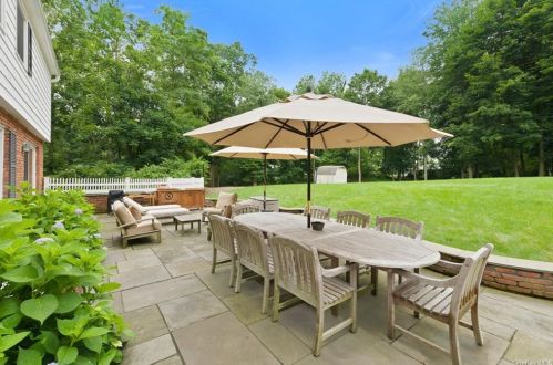 40 Suzanne Ln, Pleasantville, NY 10570-1512