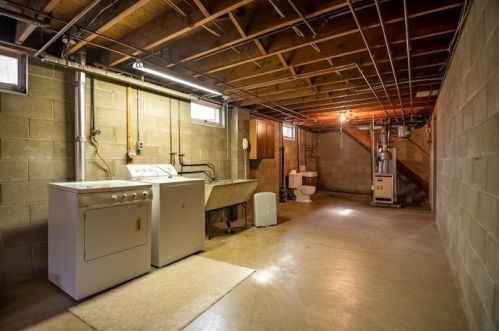 1049 Wilhelm Rd, Hermitage PA  16148-3746 exterior