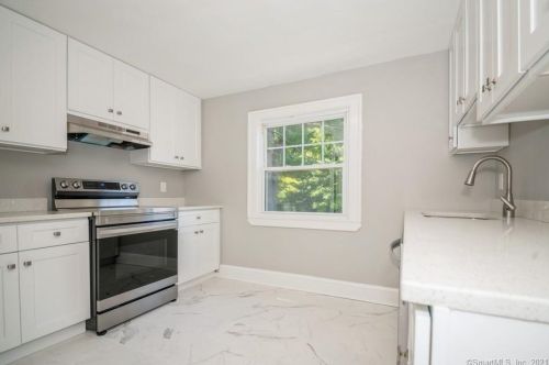 87 Collett St, North Haven, CT 06473-4402