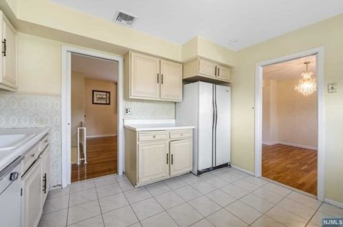 335 Charles St, N Milford NJ  07646-1801 exterior