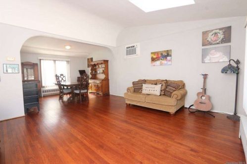 6 Shubert Ln, Bethpage, NY 11714-6108