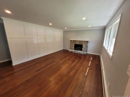 30 Woodland Dr, Groton, CT 06340-4123