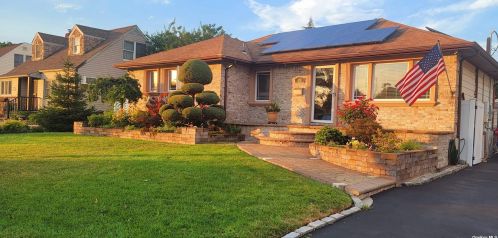 831 Mayer Dr, North Wantagh, NY 11793-1122