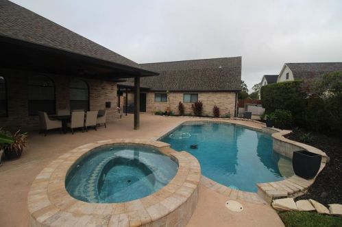 404 Primrose Ln, League City, TX 77573-6765