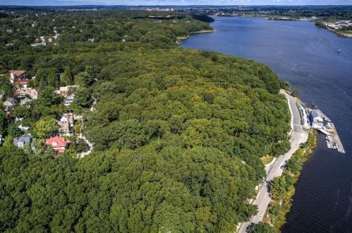 690 Angell St, Providence RI 02906-5309 exterior