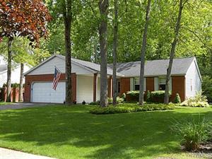 42 Sovereign Ct, Amherst, NY 14068-1228
