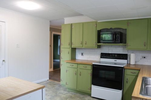 423 Harland Rd, Norwich CT  06360-1954 exterior