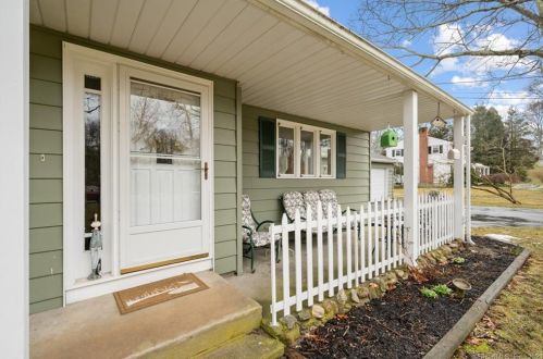 10 Lee Dr, Lyme CT  06371-2111 exterior