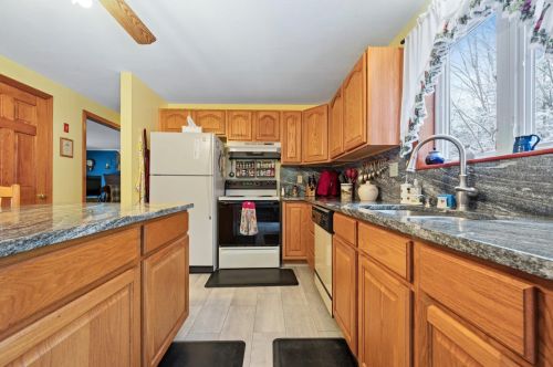 12 Ginger Dr, Goffstown NH  03045-2939 exterior