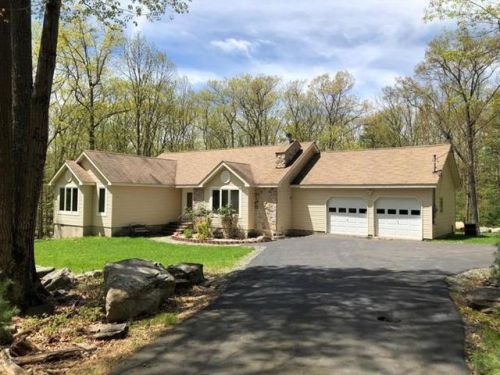 33 Bear Paw Dr, Hawley, PA 18438-6728