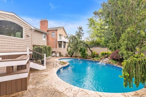 1554 Peapond Rd, North Bellmore, NY 11710-2925