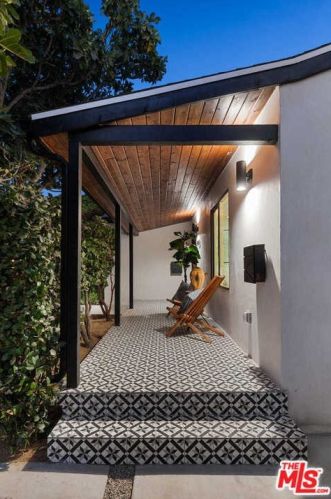 14322 Collins St, Van Nuys CA  91401-4612 exterior