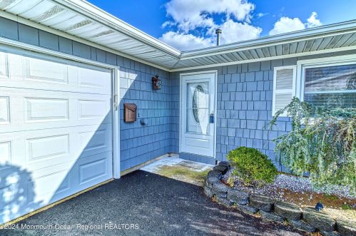 3 Thoreau Ct, Bricktown, NJ 08724-2412