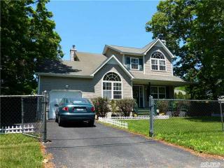 135 Robinwood Dr, Smith Point, NY 11967-3930