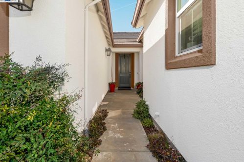 1611 Red Pheasant Ln, Manteca CA  95337 exterior