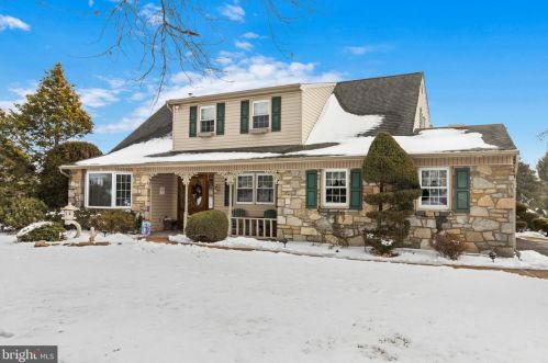 2 Summit Cir, Southampton, PA 18966-1625