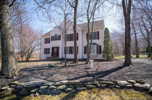 1 Laura Ln, Waterbury, CT 06716-1545