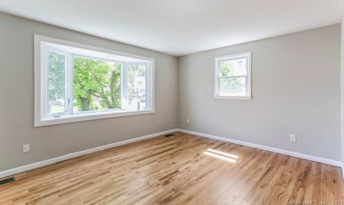 80 Robin St, Bridgeport, CT 06606-4438