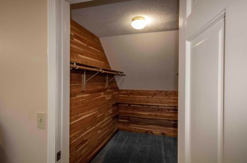 8 Cathedral Cir, Nashua NH 03063-2716 exterior