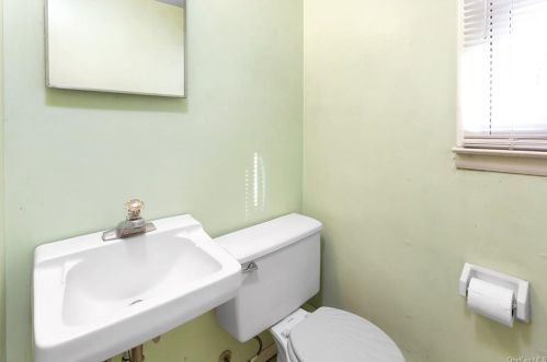 22 Concord Rd, Fishkill NY 12524-1403 exterior