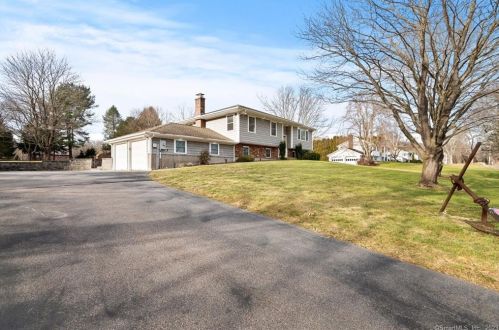 632 Raymond Hill Rd, Uncasville, CT 06382-1418