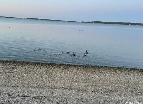 1520 Paradise Shores Rd, Southold NY  11971-4043 exterior