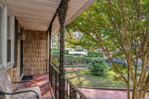 107 Maple Dr, Amityville, NY 11701-1732