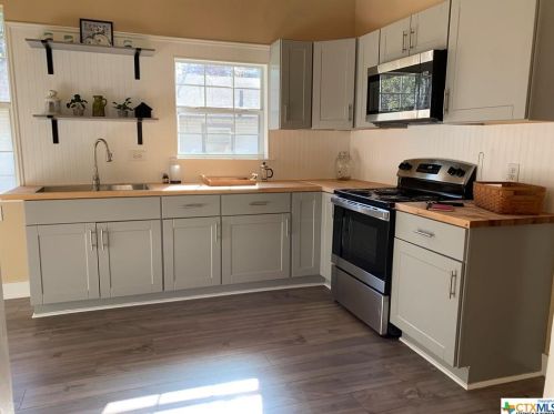 2109 Camp St, Seguin, TX 78155-1919