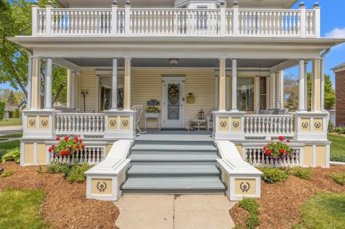 300 Pearl Ave, Mukwonago, WI 53149-1409