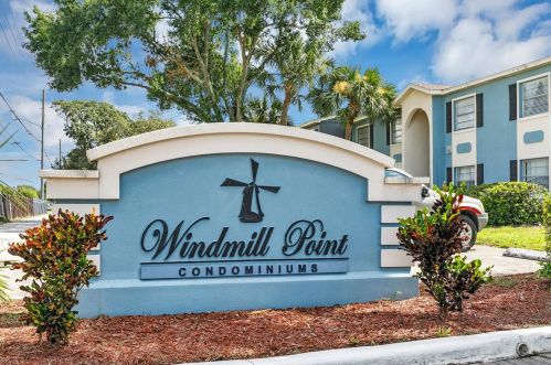 2543 Alafaya Trl, Orlando FL 32826-3646 exterior