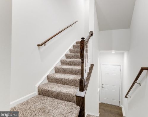 7071 Darbey Knoll Dr, Gainesville VA  20155 exterior