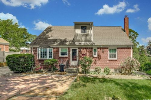 20 Clare Dr, Elwood NY  11731-1324 exterior