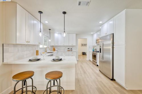 505 Wikiup Dr, Santa Rosa, CA 95403-1341