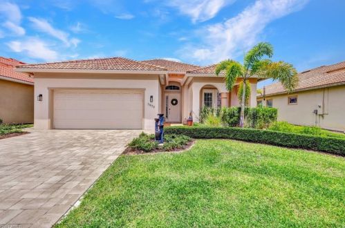7979 Princeton Dr, Naples FL  34104-6677 exterior