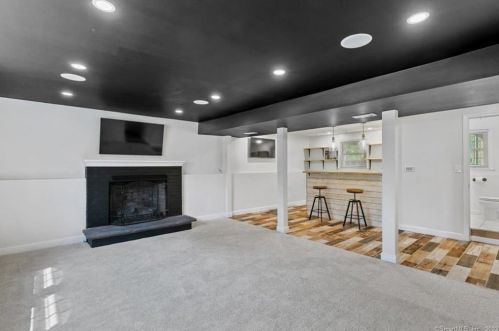 66 Todd Dr, North Haven CT  06473-1038 exterior