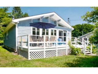 54 Inez St, South Kingstown, RI 02882-3527