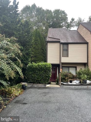 3248 Champions Dr, Wilmington, DE 19808-2600