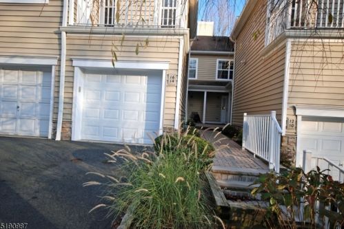 16 Springholm Dr, Berkeley Heights NJ  07922-2700 exterior