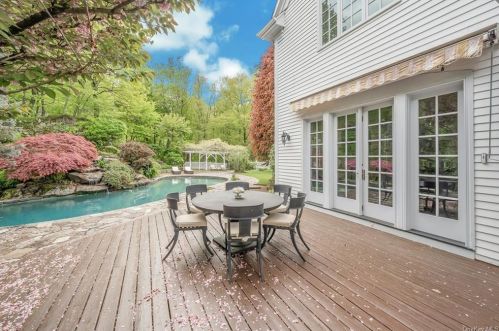 94 Haights Cross Rd, Chappaqua NY  10514-2911 exterior