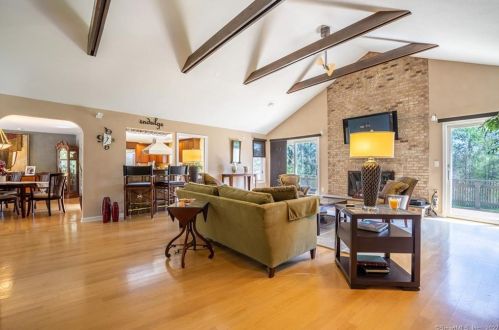 9 Stuart Dr, Bloomfield CT 06002-1524 exterior