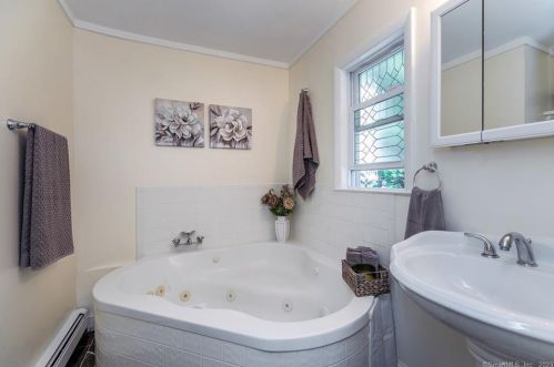 75 Candle Hill Rd, Danbury CT  06812-2412 exterior