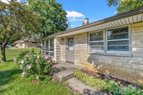 1400 Sunnycrest Dr, Waukesha, WI 53146-1140