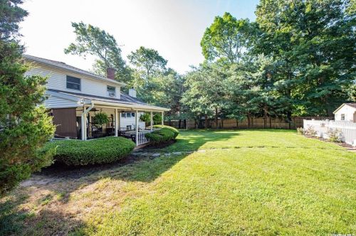 30 Vine Ln, Elwood NY  11731-3210 exterior